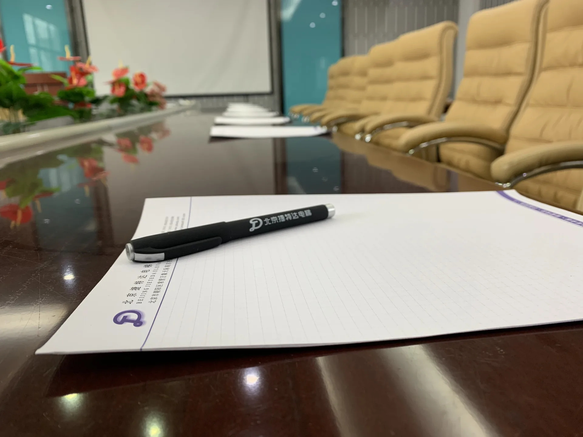 A Jieteda-branded notebook and pen on a meeting-room table.