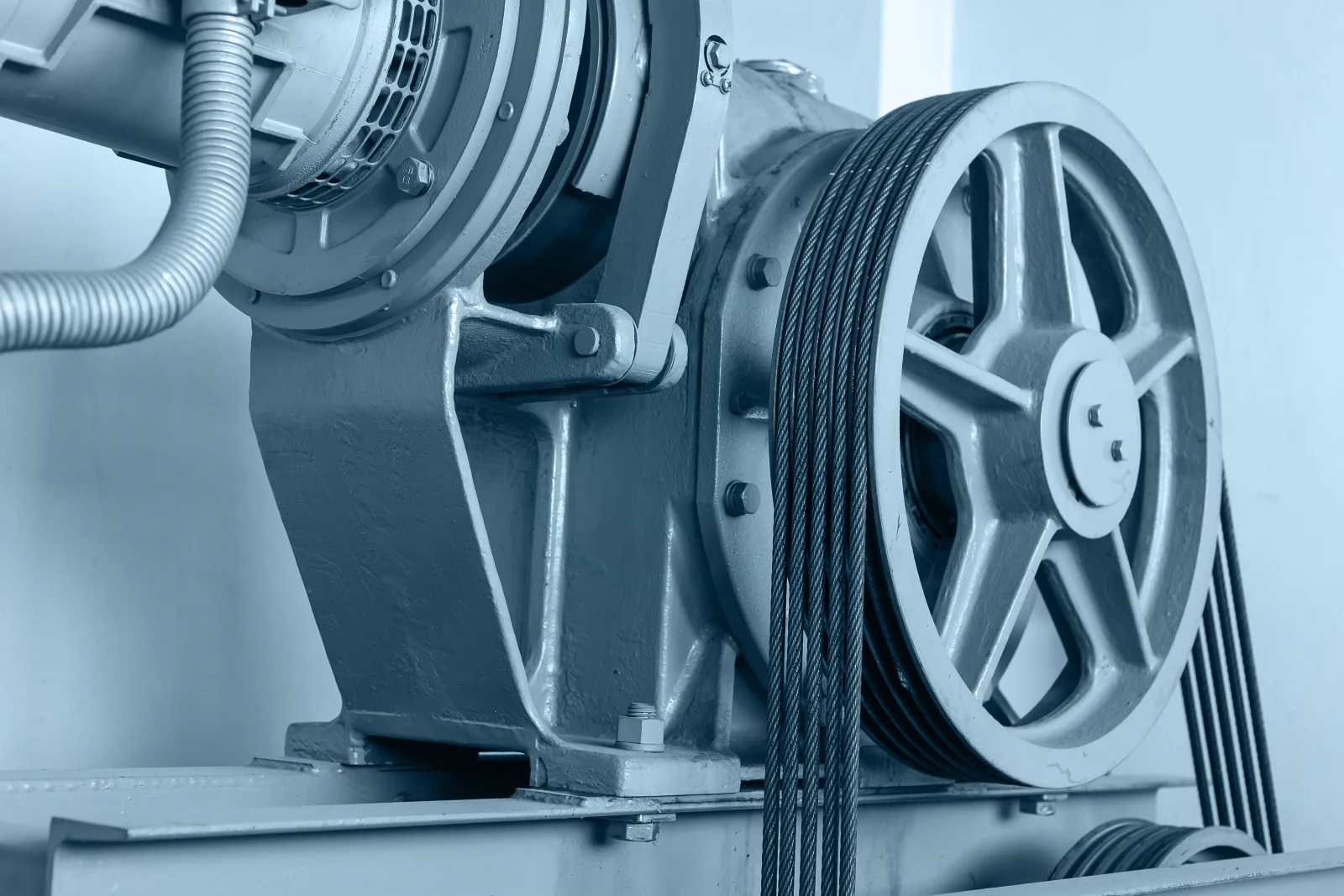 A geared traction machine with a traction sheave and multiple suspension ropes.