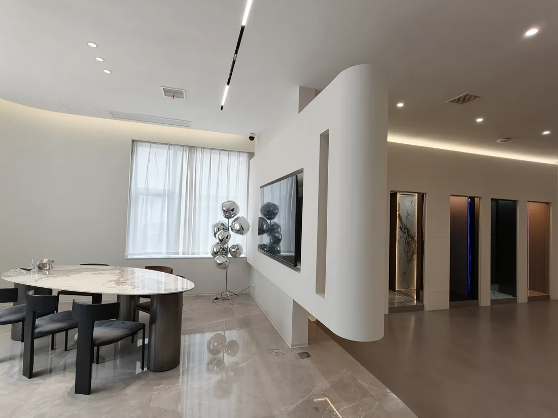 Meeting table and cabin finish displays in the JAFITA showroom