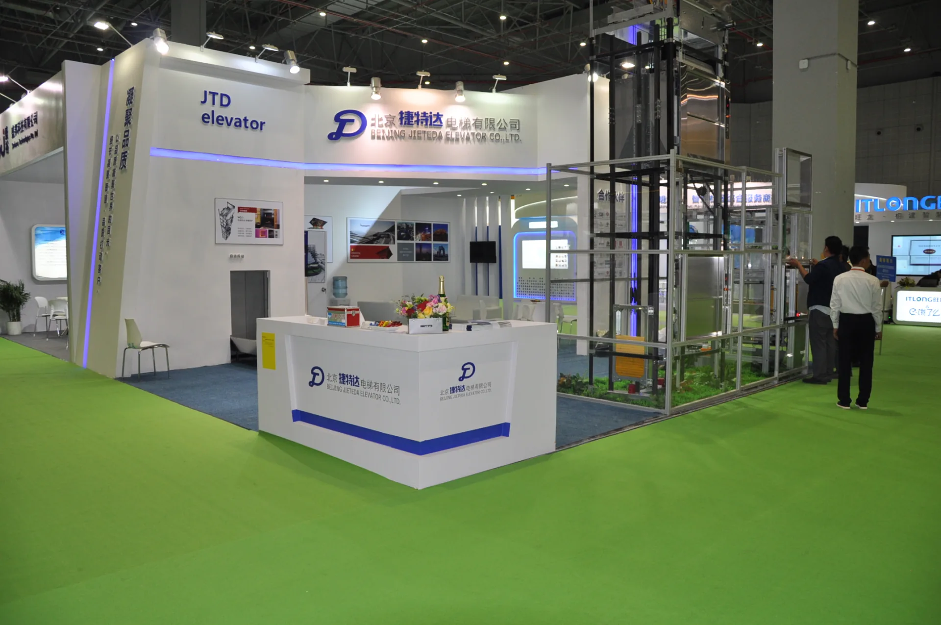 Jieteda exhibition booth with a reception counter and goods-lift displays.